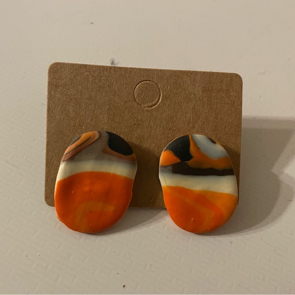 Orange, white and black stud earrings - Picture 1 of 2